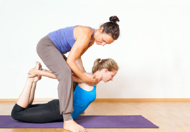 Nhưng có nên tự học yoga tại nhà hay không?